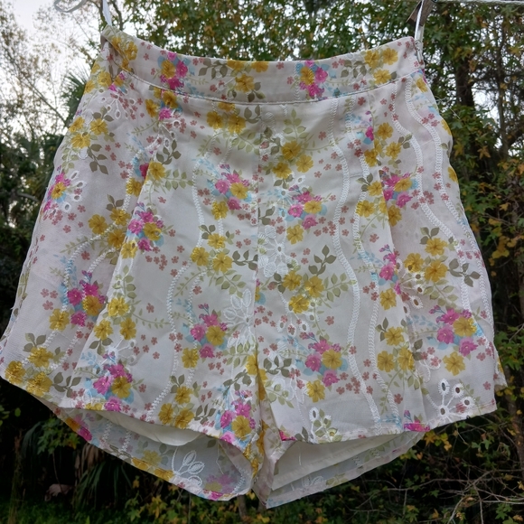 Floral Embroidred Design Short Shorts Juniors Size Medium - Picture 2 of 16